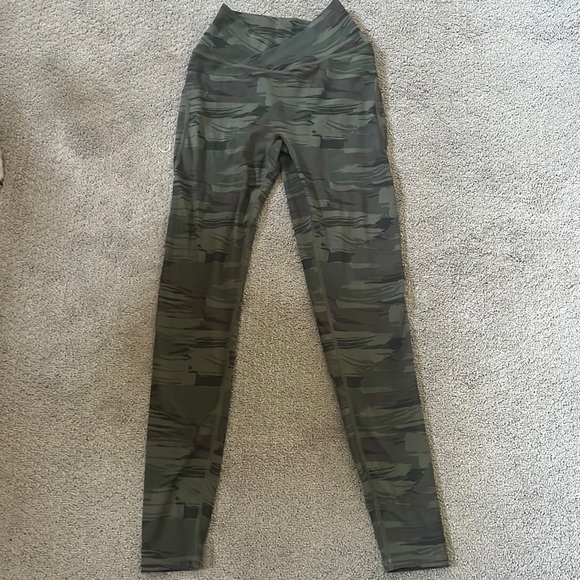 Alphalete Cross-Wrapped Camo Leggings SMALL - Picture 1 of 3